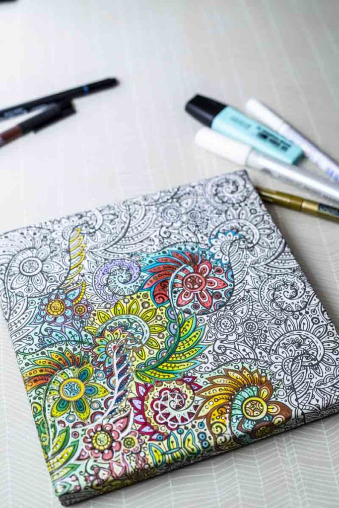 Tangle for relaxing with detailed motifs for coloring